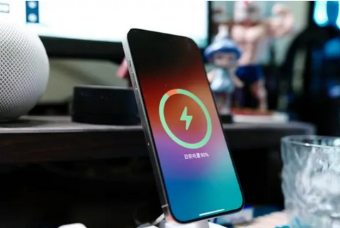 科尔沁右翼前苹果15换屏服务分享用什么充电器给iPhone15充电更好 